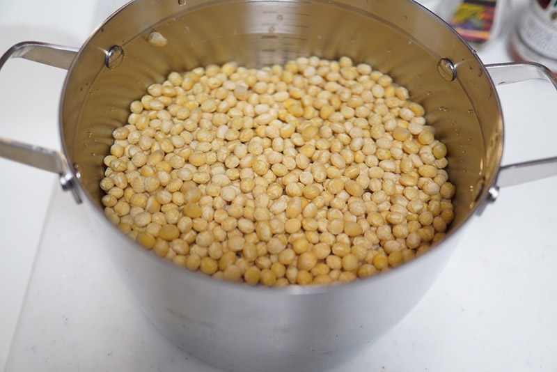 味噌手作りセットの大豆を水に浸す