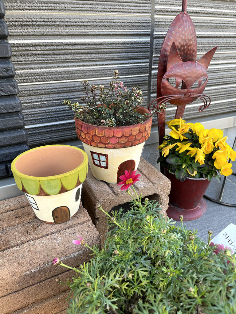 アクリルガッシュでペイントした鉢