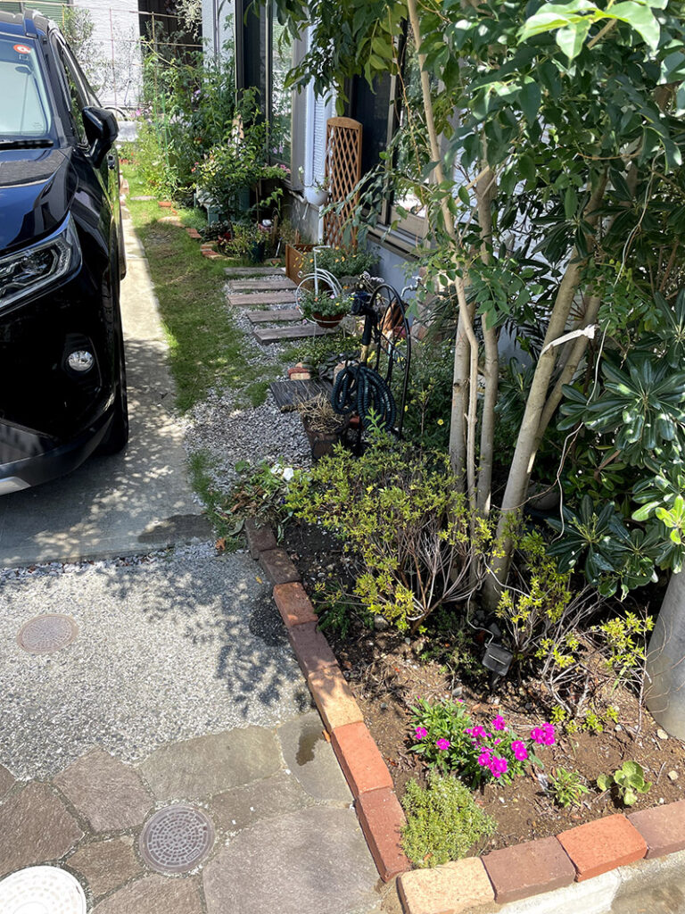 庭のレンガの花壇と枕木